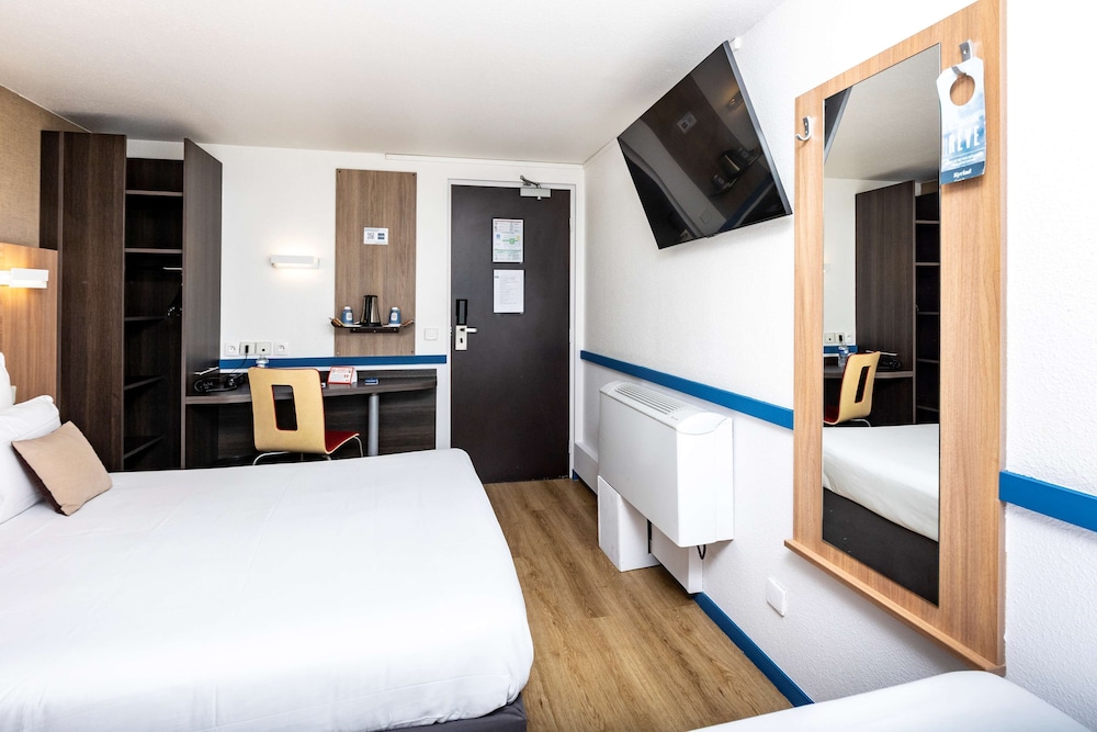 Standard Room, Multiple Beds - Photo 1