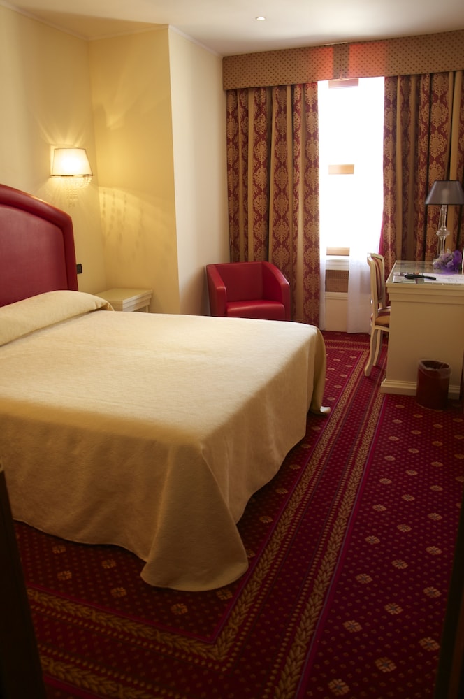 Classic Double Room, 1 Double Bed, Private Bathroom, City View photo 2