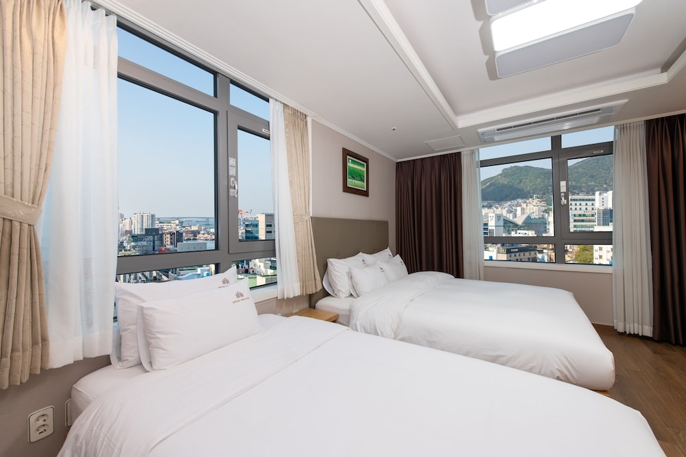 Deluxe Family Twin (City View) photo 3