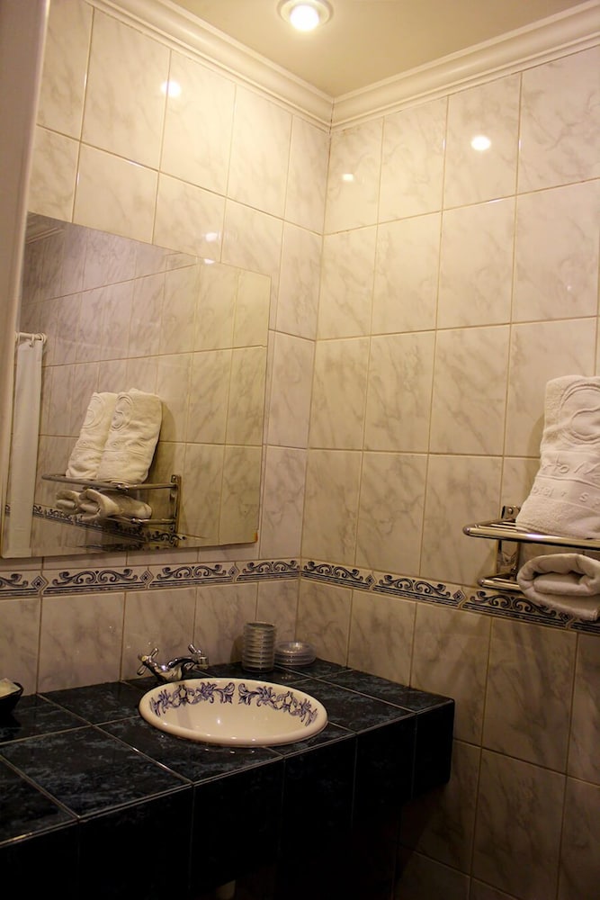 Superior Double Room, 1 Queen Bed, Private Bathroom, Partial Ocean View photo 2