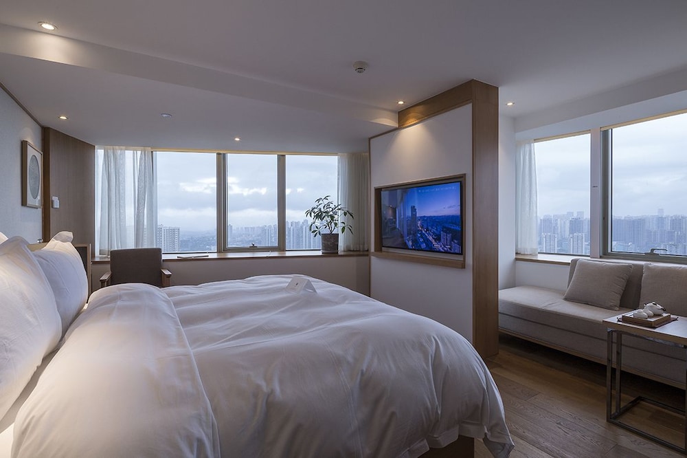 Whole-View King-Size Room photo 2