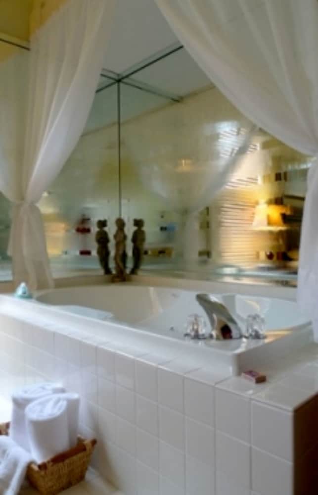 Deluxe Suite, 1 Queen Bed (Turret Suite) photo 2