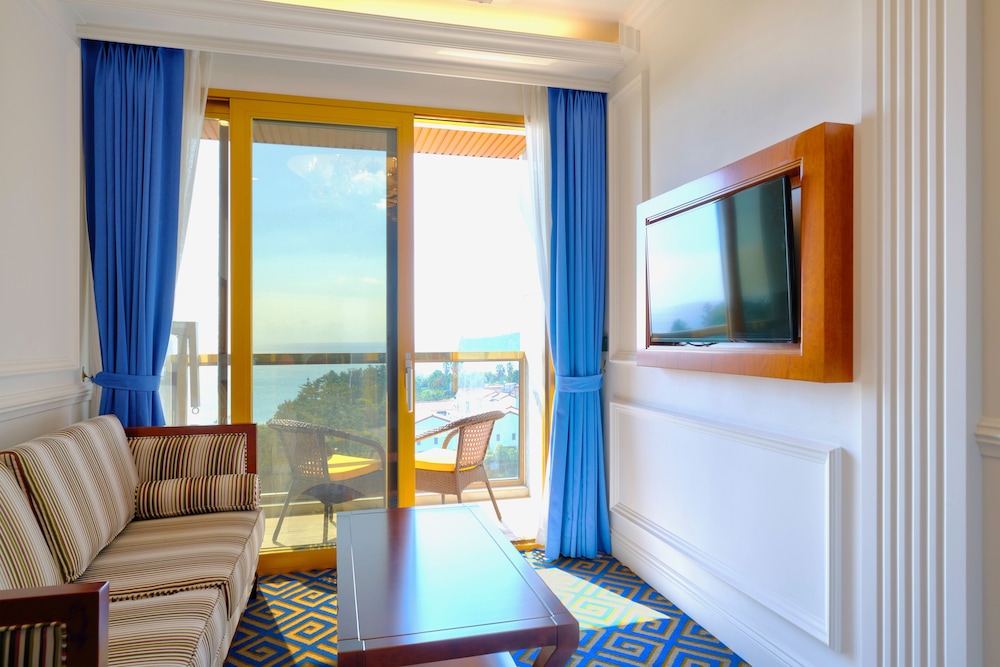 Ocean View Suite with Jacuzzi - Photo 7
