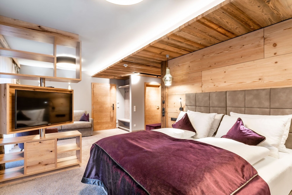 Suite, 1 King Bed, Mountain View photo 1
