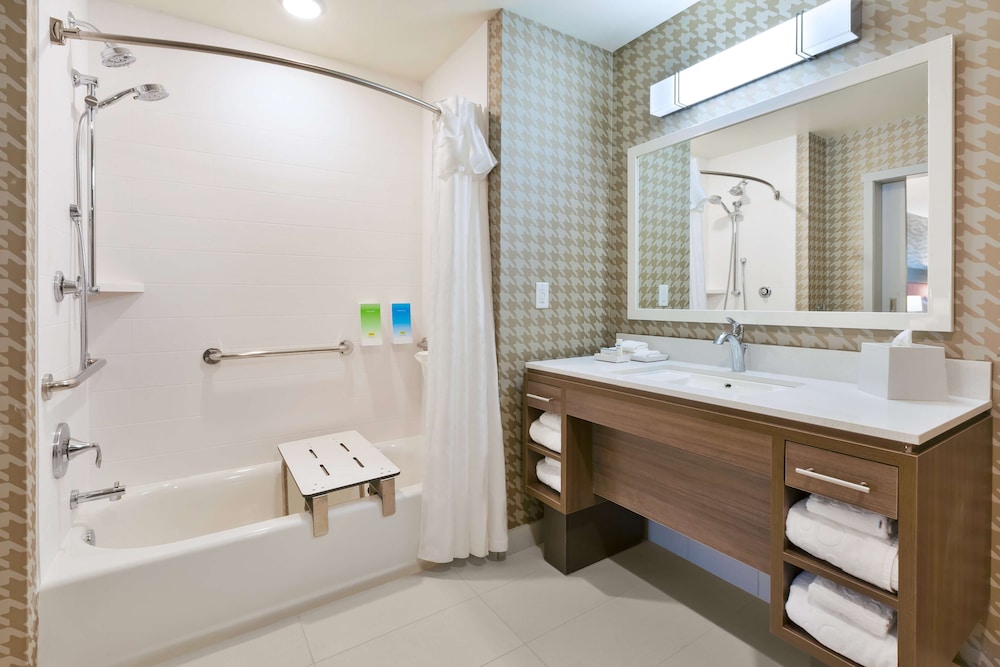 Suite, 2 Queen Beds, Accessible, Bathtub - Photo 2