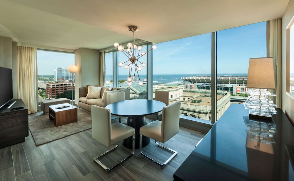 Suite, 1 King Bed, Accessible, Bathtub (Access Bathtub) photo 2