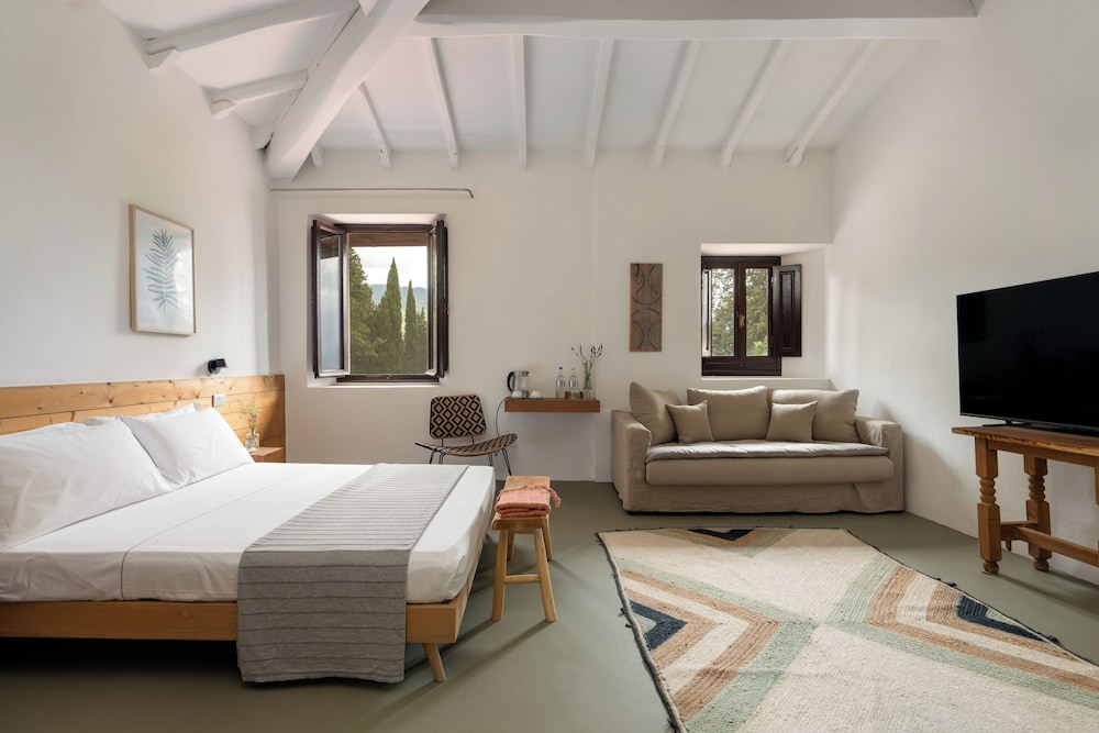 Grand Room, 1 Queen Bed with Sofa bed photo 2