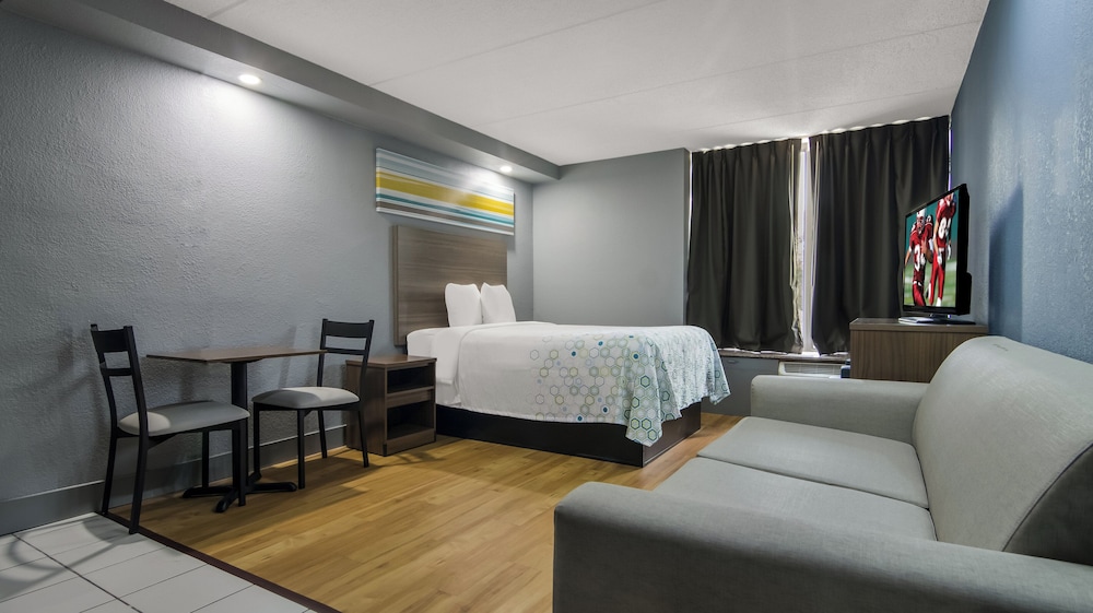 Suite, 1 King Bed, Non Smoking, Kitchenette