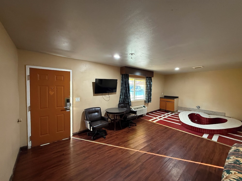 Room, 1 King Bed, Jetted Tub photo 3