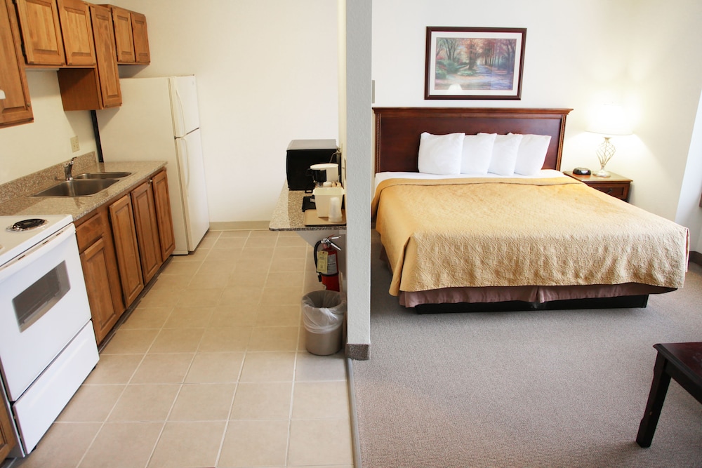 Classic Room, 1 King Bed, Kitchenette photo 2