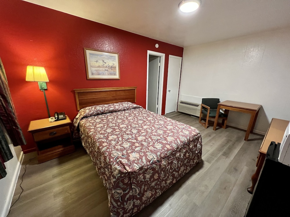 Single Room, 1 Queen Bed, Smoking