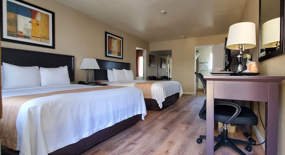 Suite, 2 Queen Beds, 1 Double Bed, Non Smoking - Photo 6