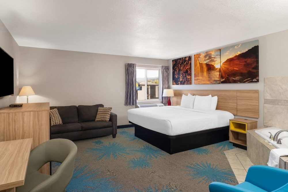 Junior Suite, 1 King Bed with Sofa bed, Non Smoking - Photo 1