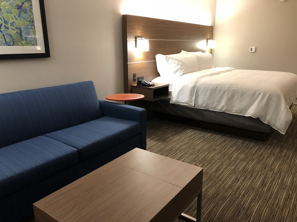 Suite, 1 King Bed, Accessible (Communications, Mobility) photo 3