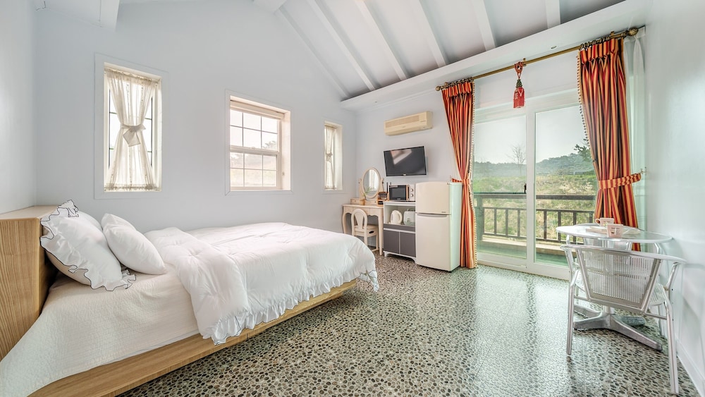 Basic Room, 1 Bedroom (pebble)