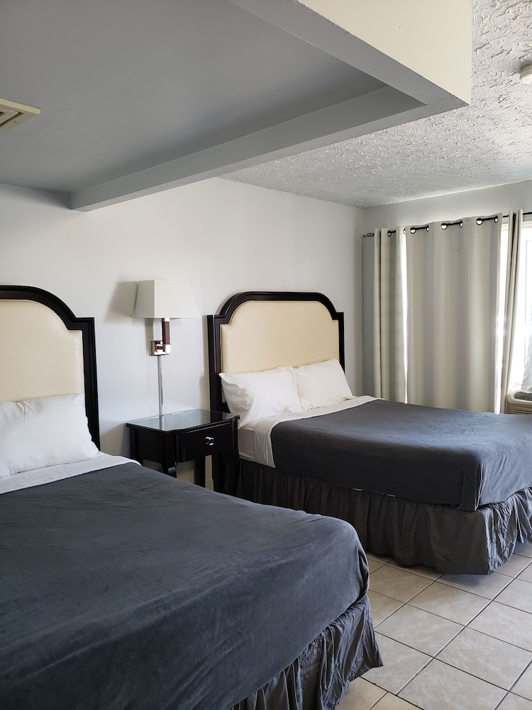 Standard Room, 2 Queen Beds - Photo 1