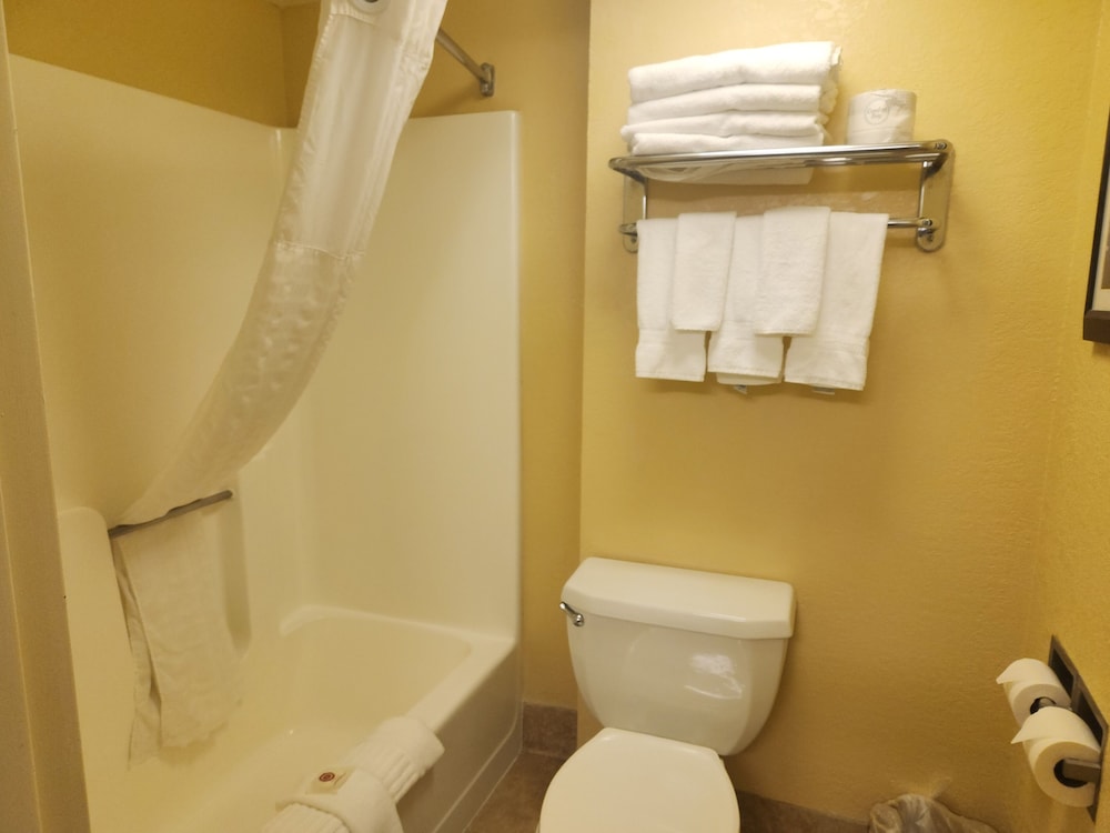 Standard Room, Multiple Beds, Non Smoking - Photo 11