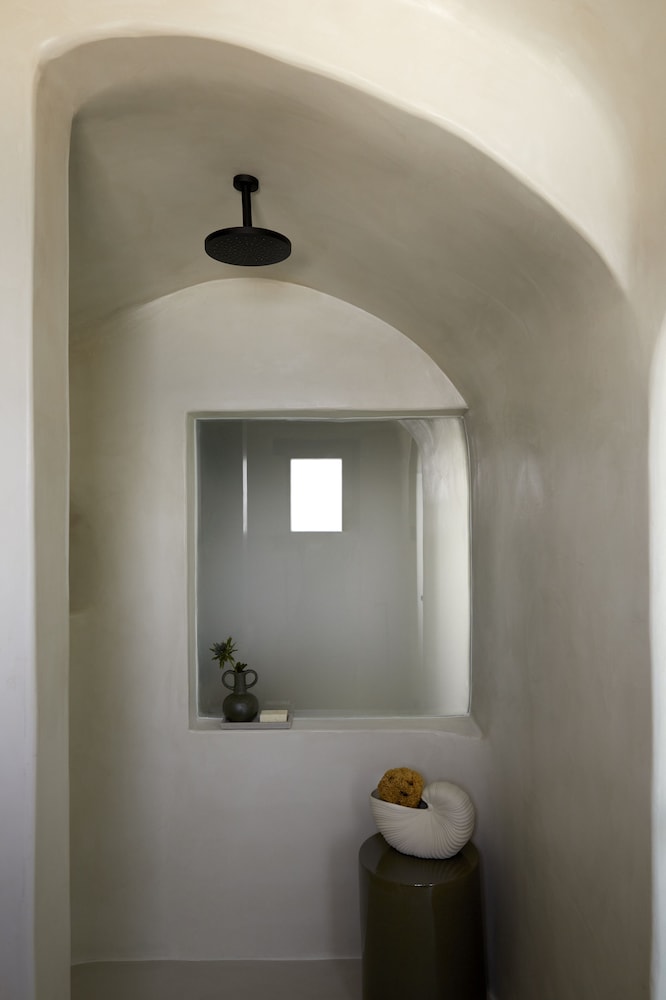 Serenity Suite with Plunge Pool and Caldera View - Photo 7