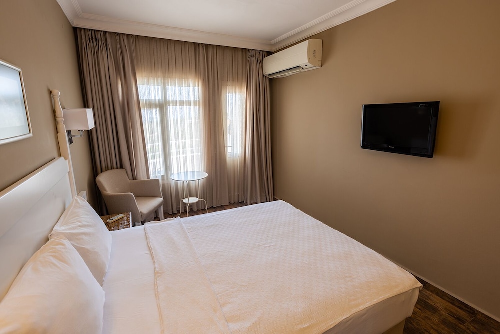Standard Double Room, Pool View photo 1