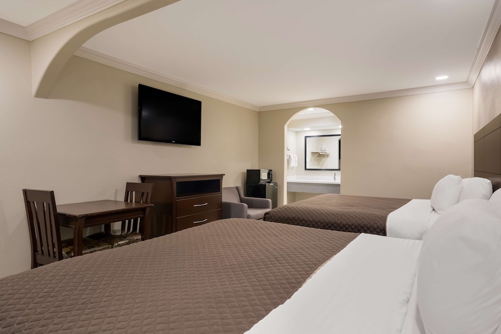 Room, Non Smoking (2 King Beds) - Photo 3