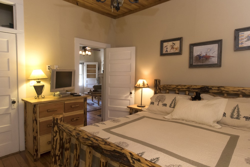 Prairie Edge Suite, 1 King Bed with Sofa bed, Patio