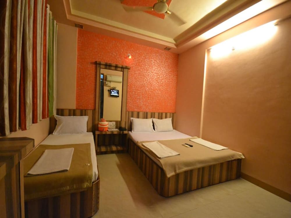 Economy Triple Room photo 3