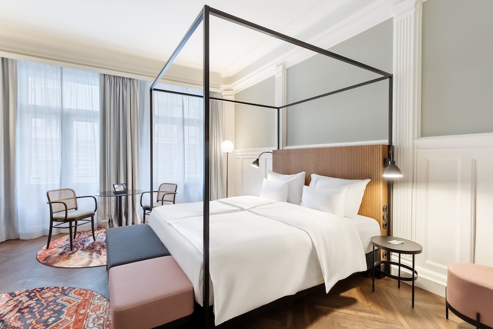 Junior Suite, 1 King Bed thumbnail 6