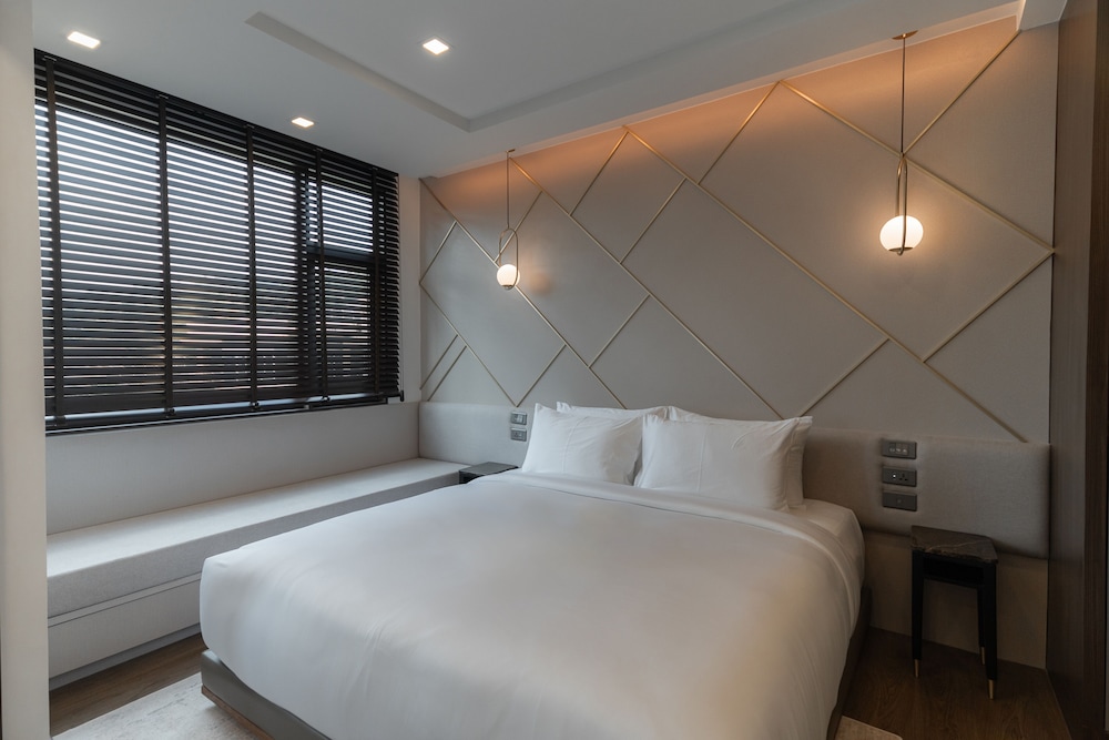 Premier Room, 1 King Bed - Photo 16