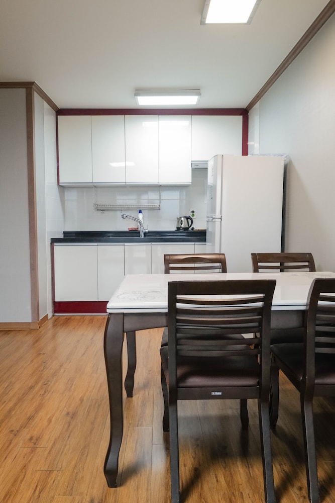 Room (Condo Type) - Photo 5
