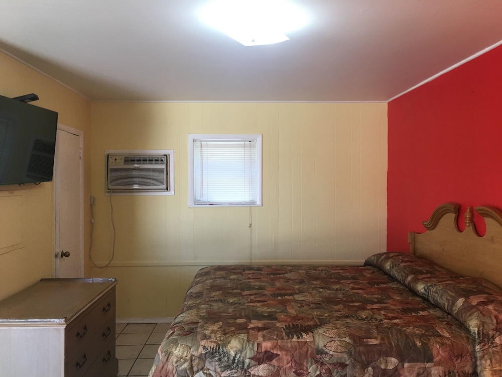 Standard Single Room, 1 King Bed, Smoking photo 3