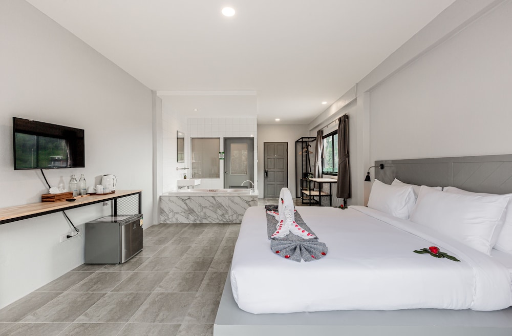 Deluxe Room, Bathtub - Photo 6