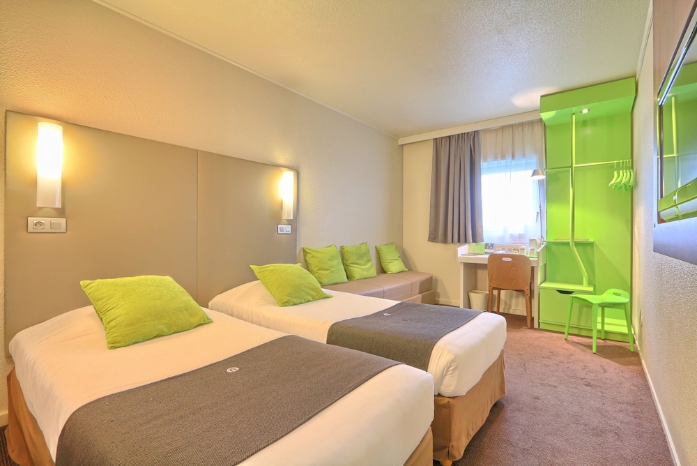 Standard Room, 3 Twin Beds - Photo 8