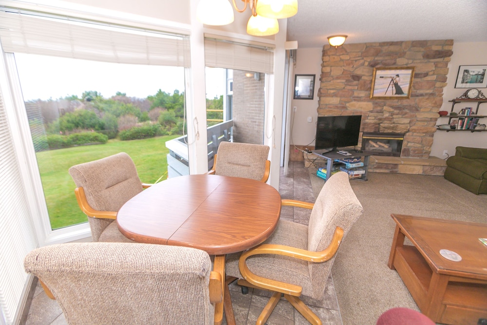 Signature Room, 1 King Bed with Sofa bed, Kitchen, Pool View (1 Bedroom Unit- Room 211-Pet Friendly) - Photo 7