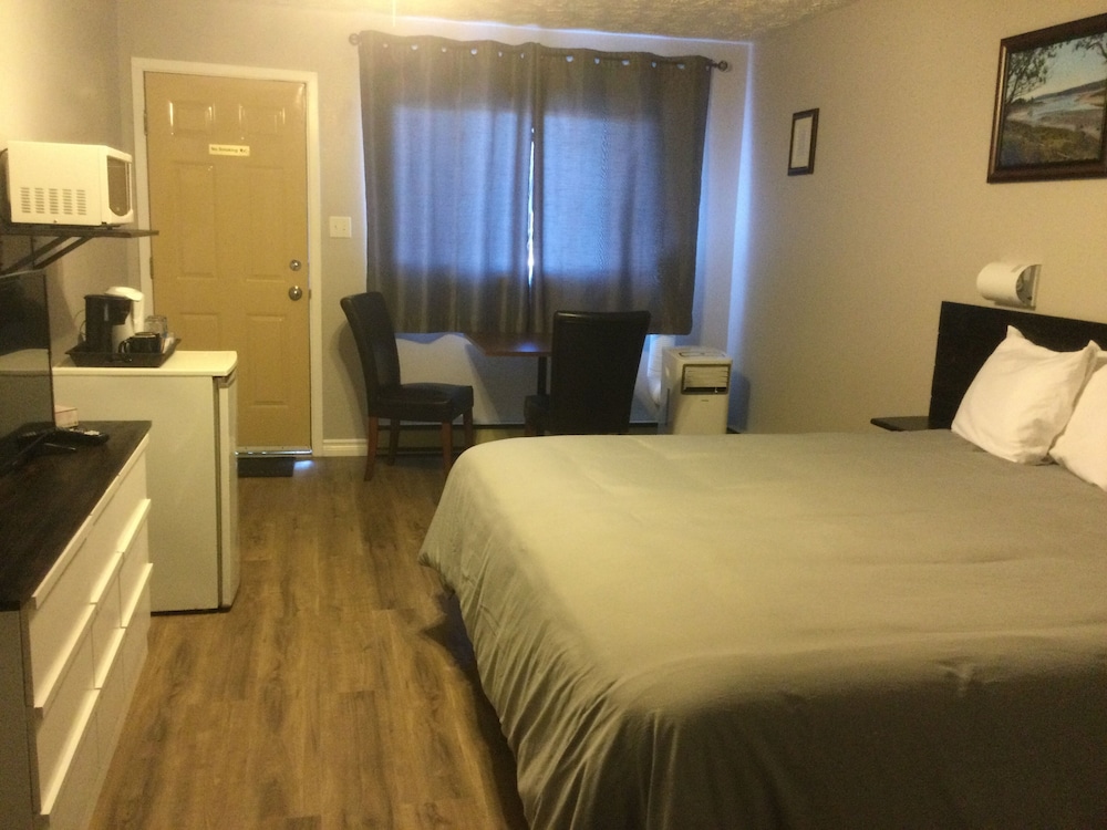 Standard Room, 1 King Bed, Refrigerator & Microwave photo 2