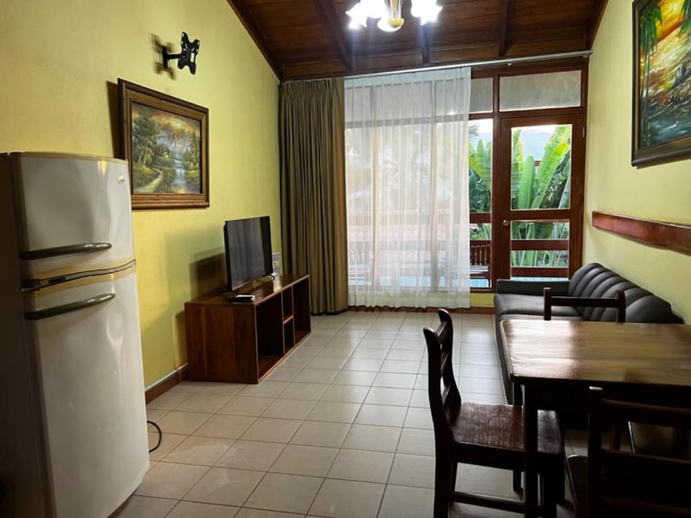 Junior Suite, 1 Bedroom, Non Smoking, Garden View photo 3