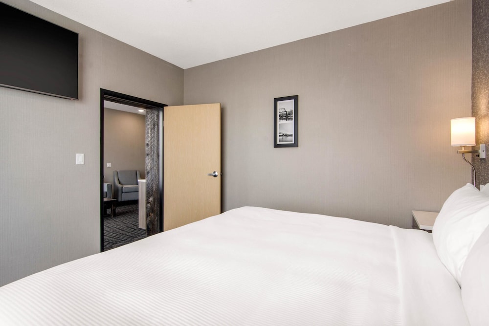 Suite, 1 King Bed with Sofa bed, Non Smoking (Sunken Bath Tub) photo 1