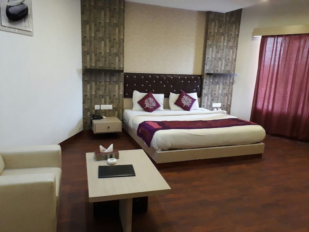 Deluxe Room, 1 King Bed, Accessible photo 1