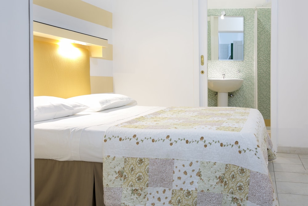 Comfort Studio, 1 Queen Bed, Kitchenette photo 3