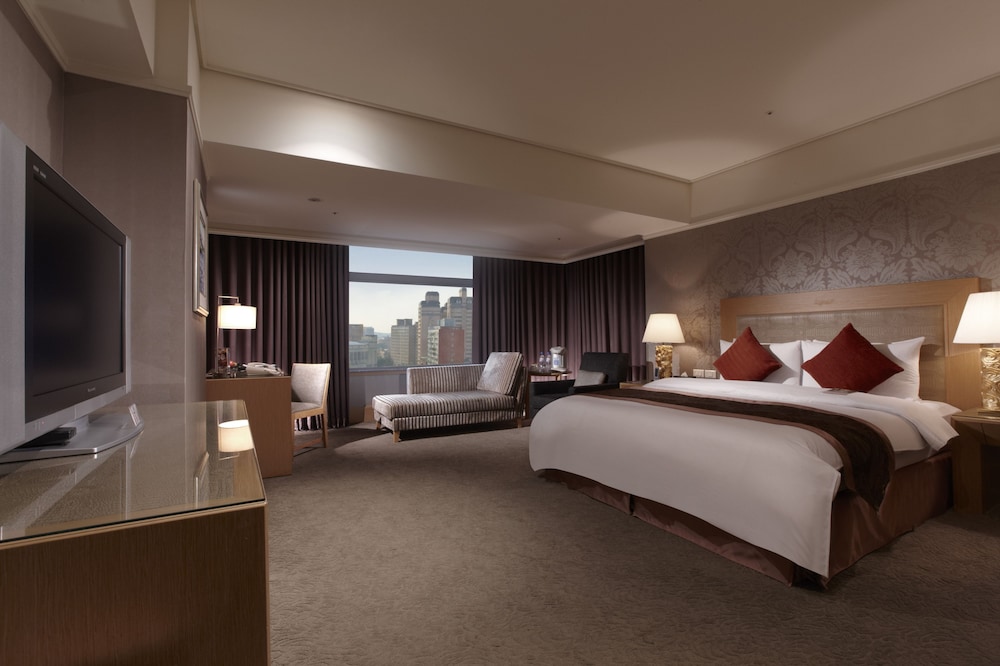 Superior Room, 1 King Bed, Corner - Photo 1