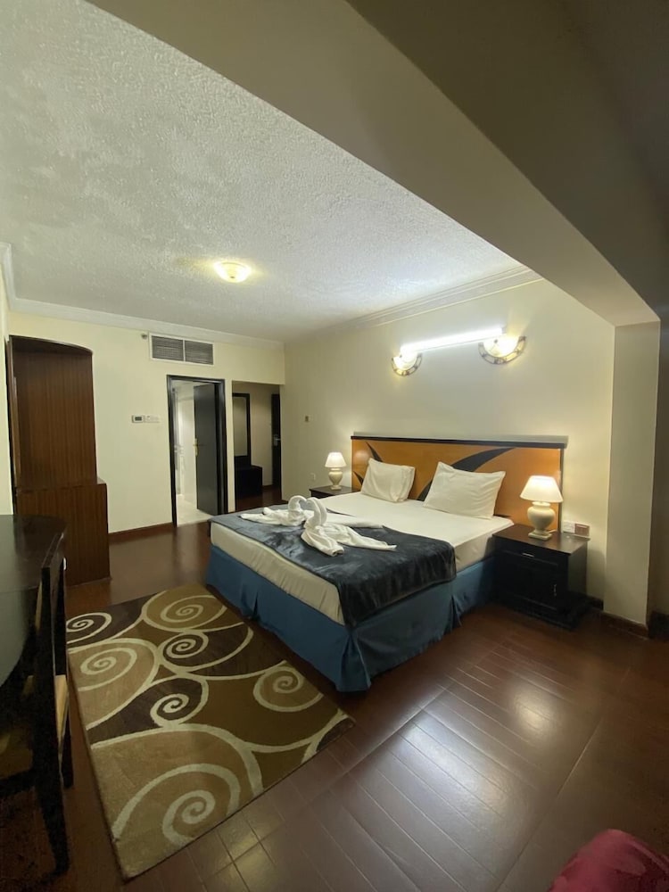 Superior Room, 1 King Bed photo 3