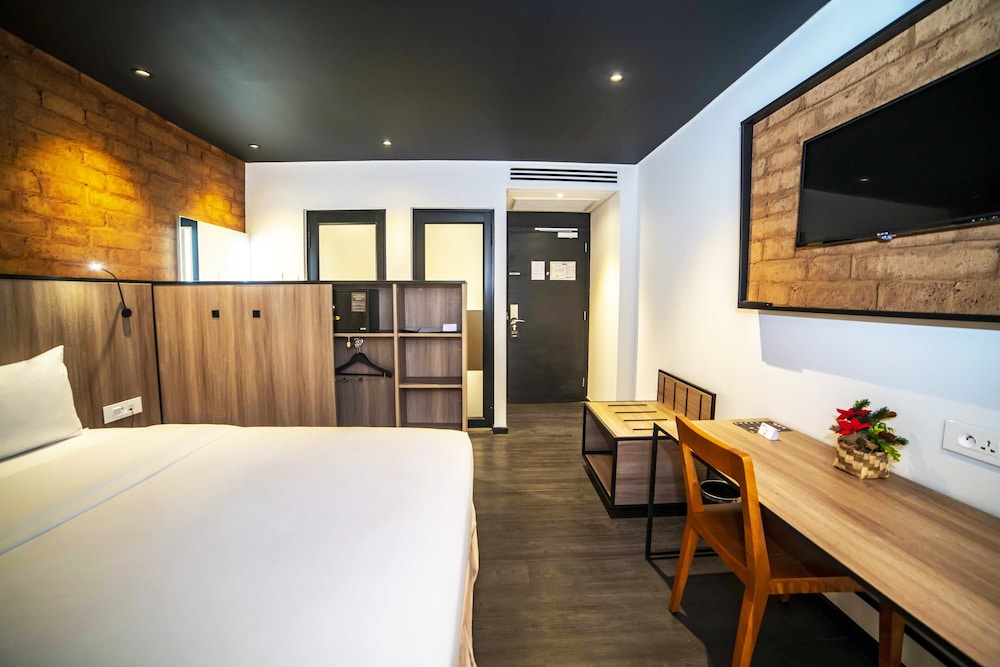 Standard Room, 1 Queen Bed - Photo 1
