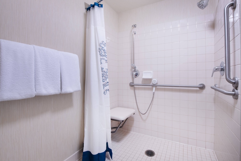 Suite, 2 Bedrooms (Mobility/Hearing Access, Roll-In Shwr) - Photo 7