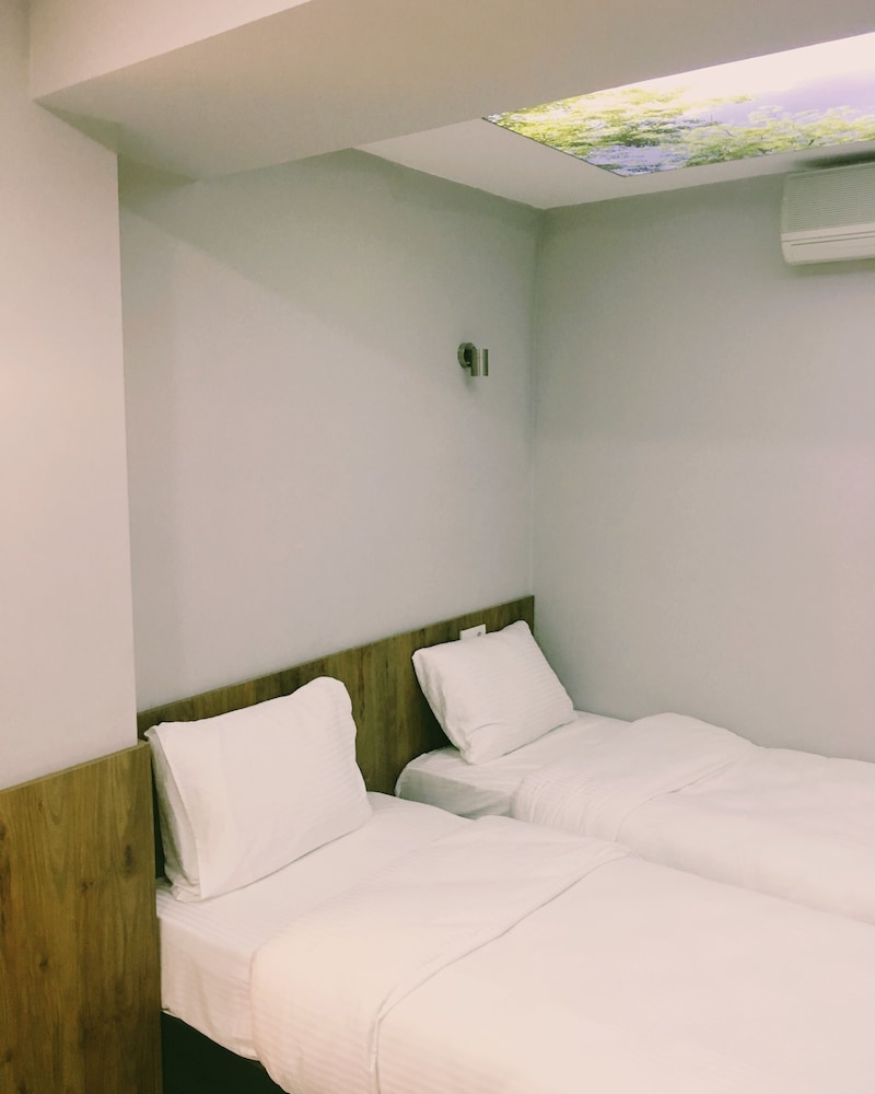 Economy Twin Room photo 1
