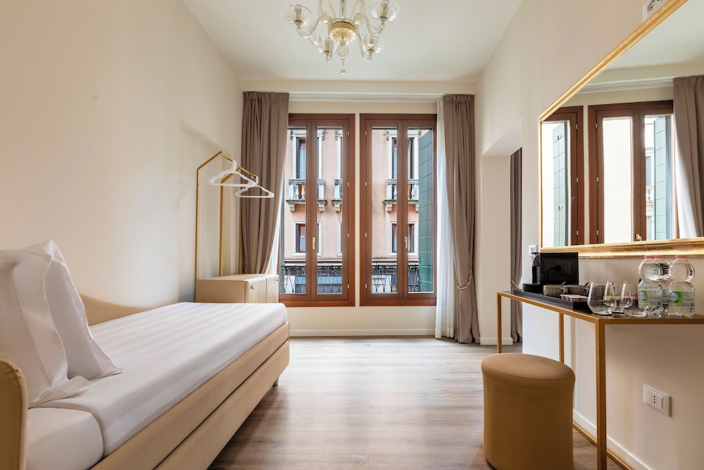 Medium Room with Sofa Bed - Canal View photo 2