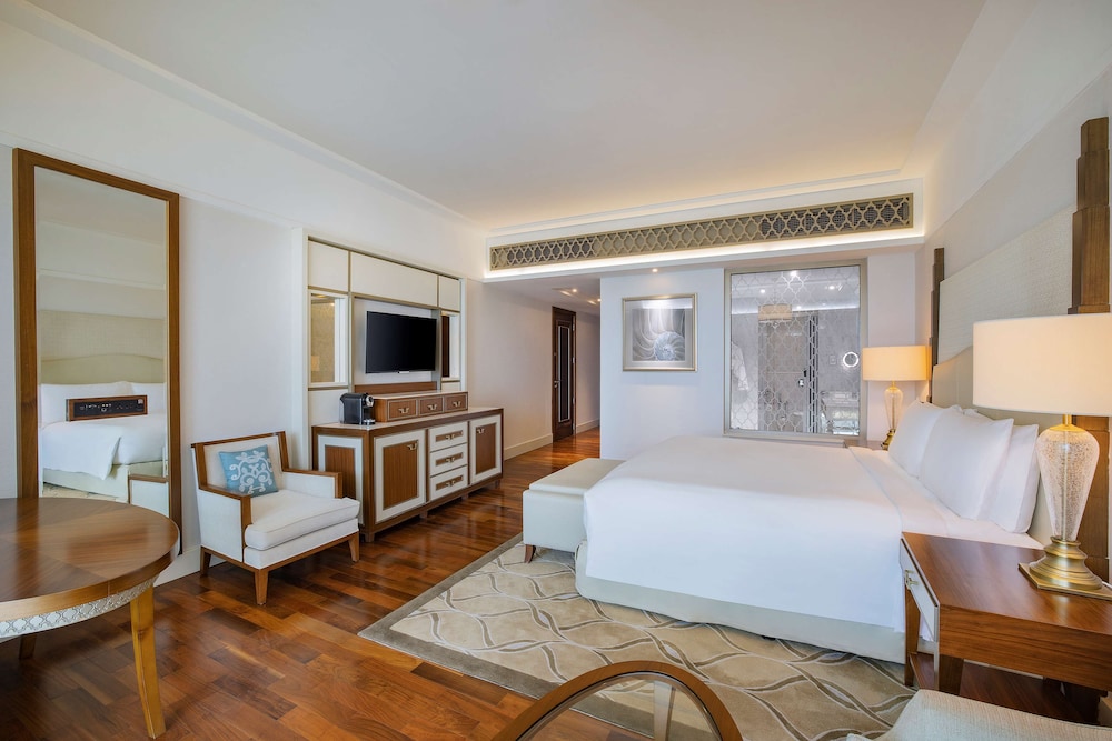 KING ACCESSIBLE SUPERIOR ROOM thumbnail 6