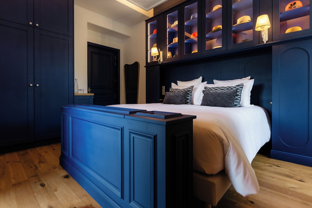 Deluxe Room, 1 King Bed photo 3
