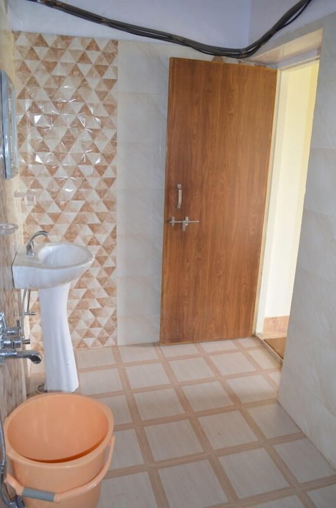 Basic Double Room, 1 Bedroom, Private Bathroom, Garden View photo 2