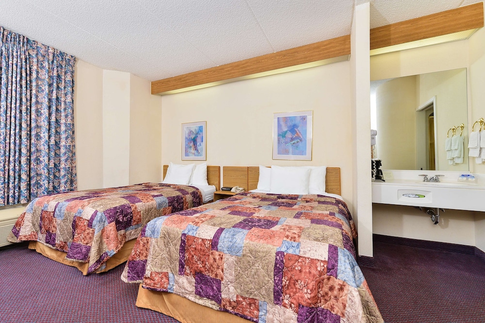 Room, 2 Double Beds, Smoking - Photo 1
