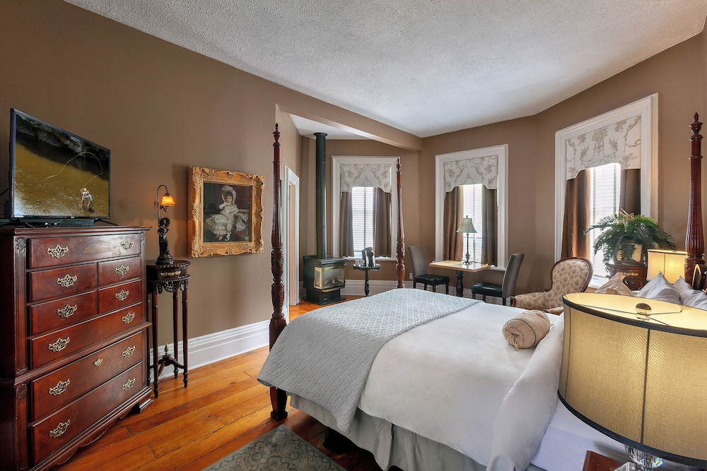 Deluxe Room, 1 Queen Bed, Garden View
