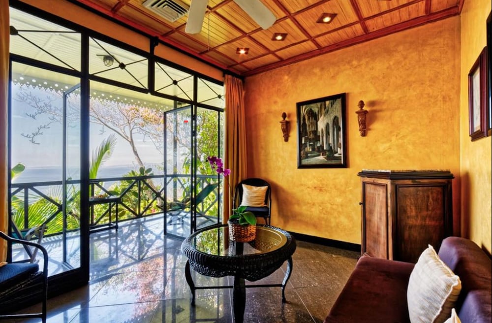 Villa - Photo 2